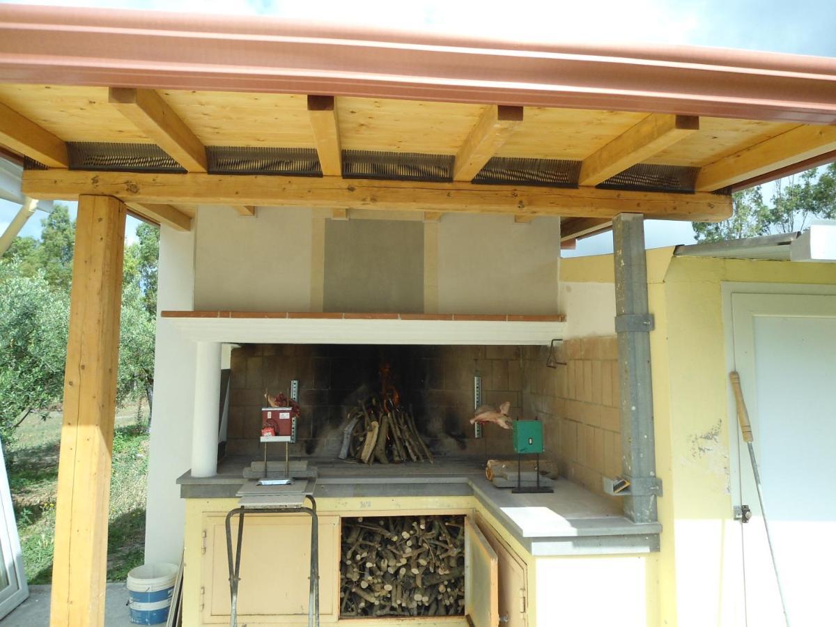 Tra Mare E Monti Apartment Santa Giusta Ngoại thất bức ảnh